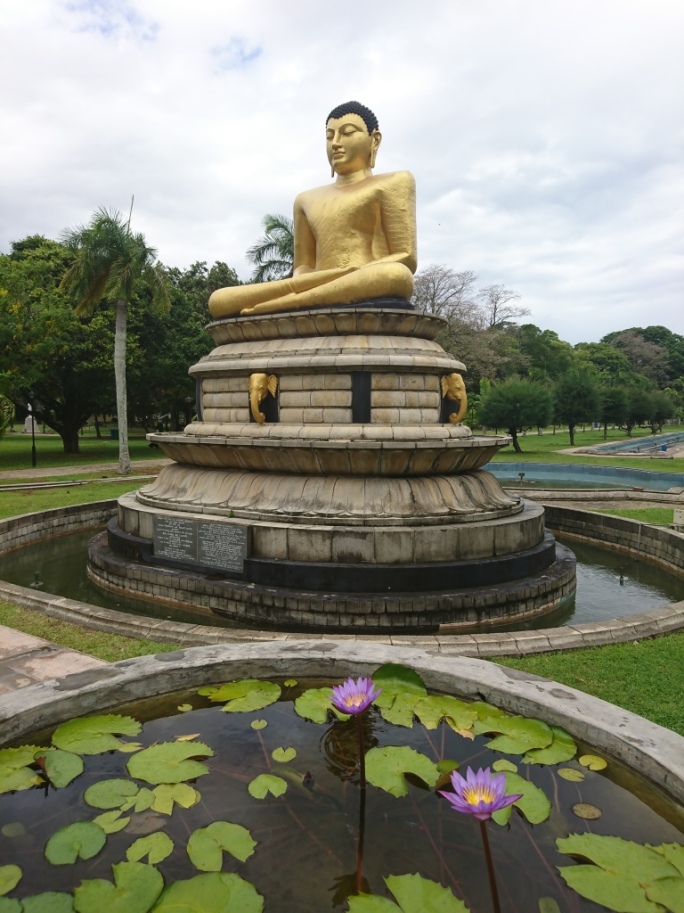 Buddha-statue-Viharamahadevi-Park-2